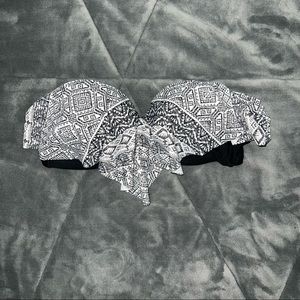 JCP Swimsuit top. Medium. Black & White